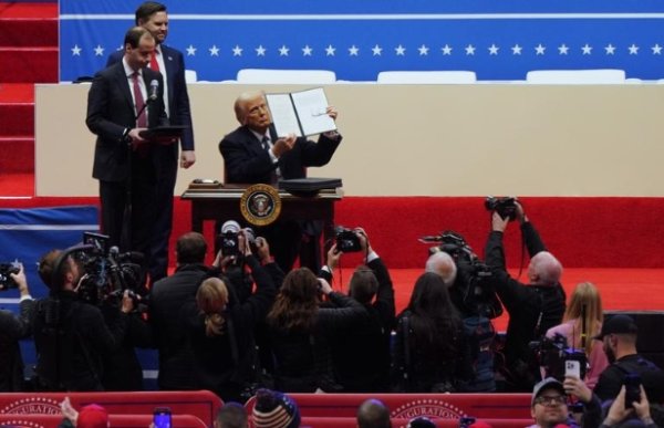 杨方策略 特朗普正式任命鲍曼担任美联储副主席，美国银行业欢欣雀跃