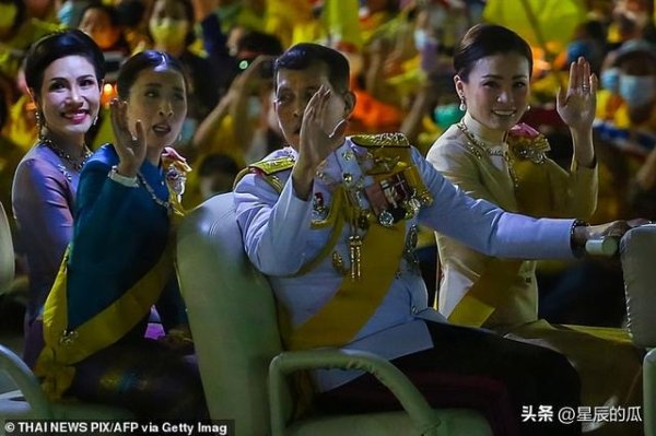 融凯配资 诗妮娜贵妃携母礼佛，两人穿贵妃代表色悠然自得，不再执着回宫